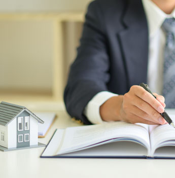 Lawyers are advising clients about real estate law. Derecho Laboral